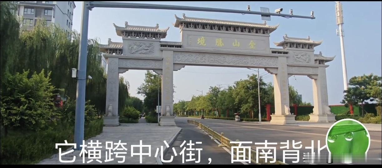 庆云中心街「文武大道」石牌坊。飞檐映晚霞，青石凌古道。
       牌坊坐落于