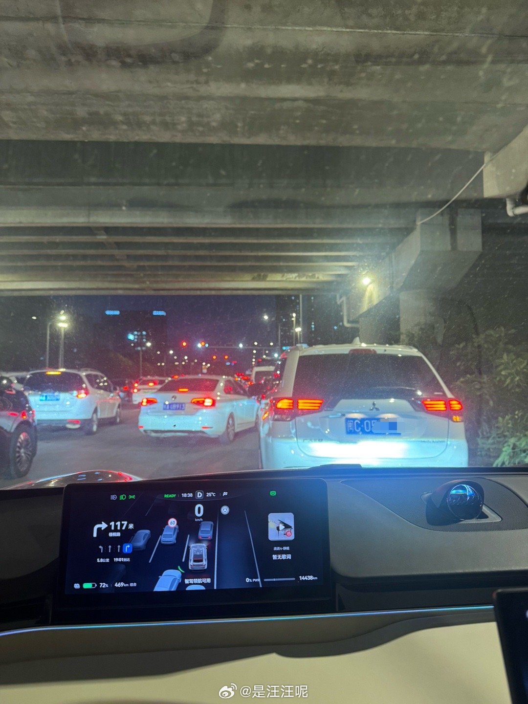 堵车的这一路上我很努力没有让任何一辆车加塞成功！然后他们去加塞我前面那辆车了，都