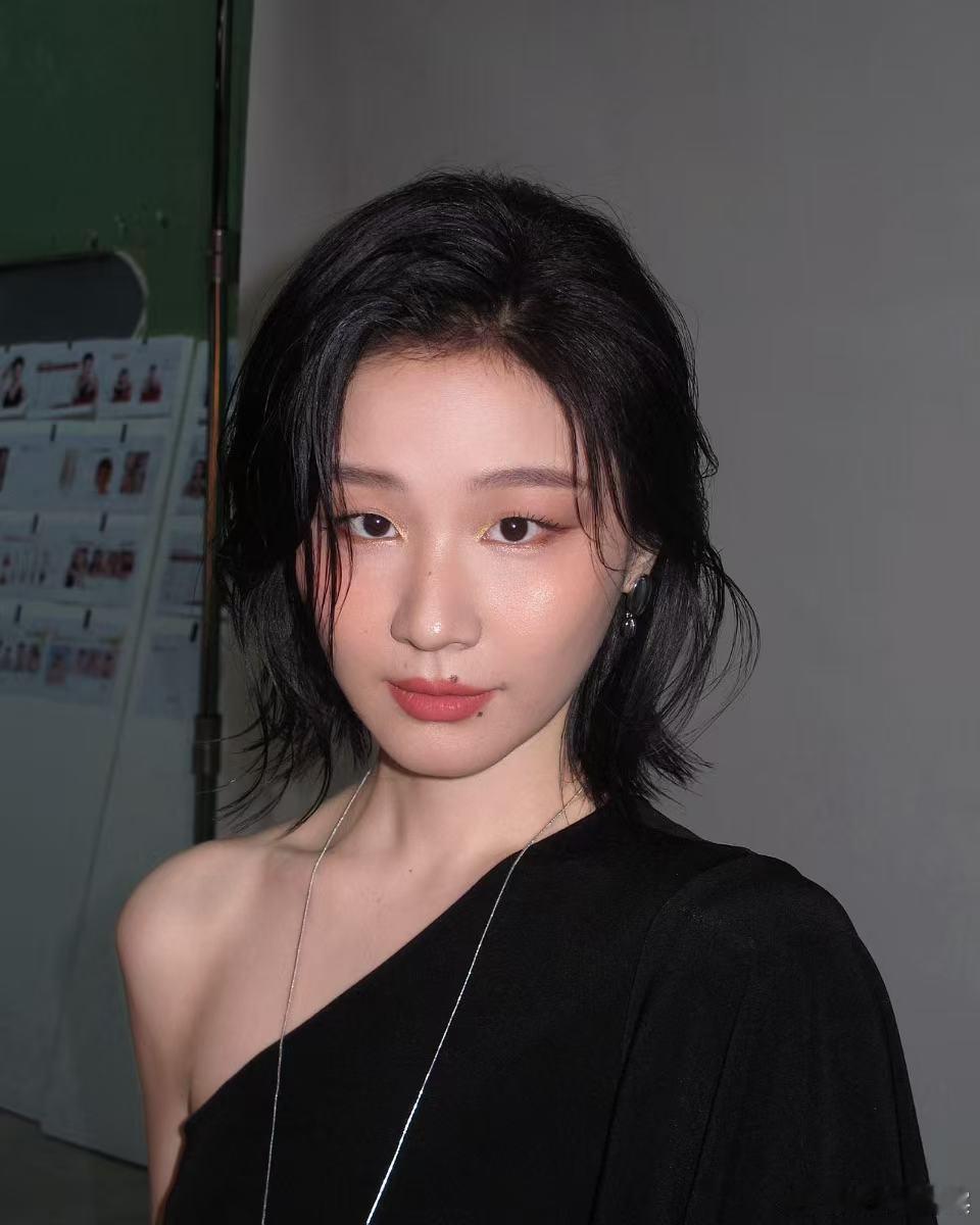 王亚飞给金靖化的金睛千金妆王亚飞给金靖化的金睛千金妆好美！金靖金睛千金妆