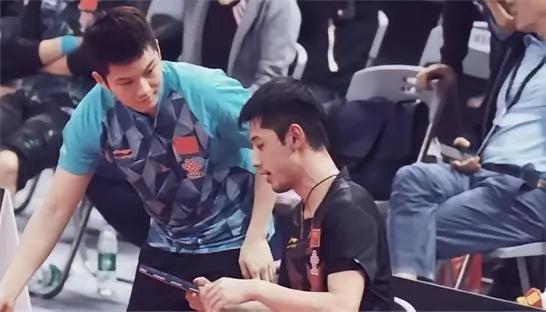 小胖：科哥，听闻你也像博哥那样“出山”啦？
张继科：胖，听谁讲的呀，哥要是重出江