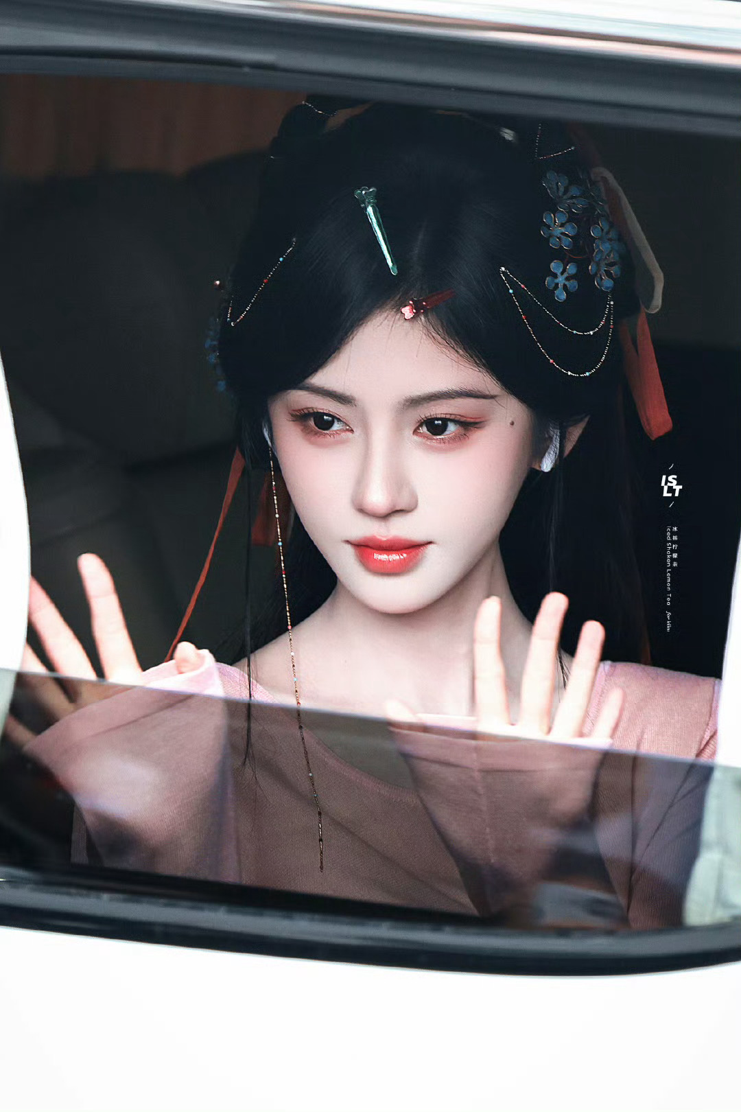 jjy鞠婧祎来战 jjy鞠婧祎阿黛 “玫瑰之所以是玫瑰，是风与光的眷顾，更是视线