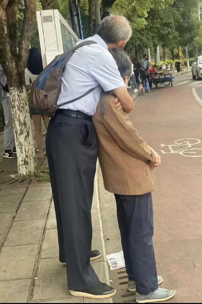 为了给搭伙的老伴治病卖了一套房，最后老伴去世，这算人财两空吗
我一个老同事，今年