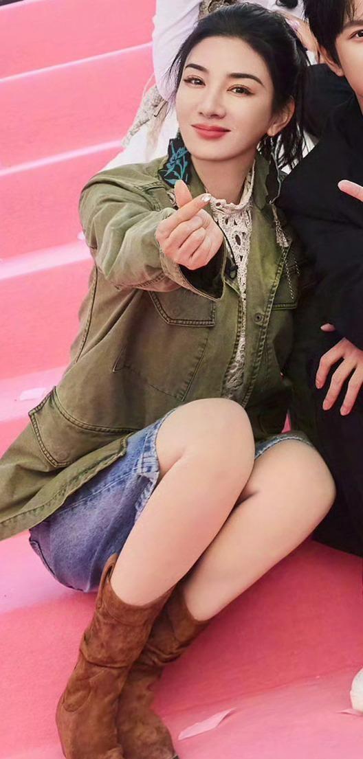 你知道吗？总有人说她长得有些“男相”，但这并不妨碍我对她气质的欣赏。她的气质，独
