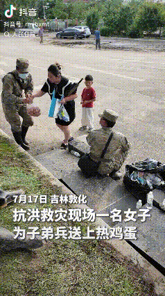 上人民日报了。吉林敦化，一女子牵着儿子，直直地走向坐在树荫下乘凉的人民子弟兵旁，