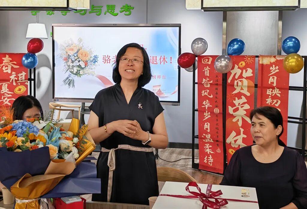济南二中语文组​，在学校图书馆书吧，举行骆红老师荣休欢送会，​校长何仲明致辞。