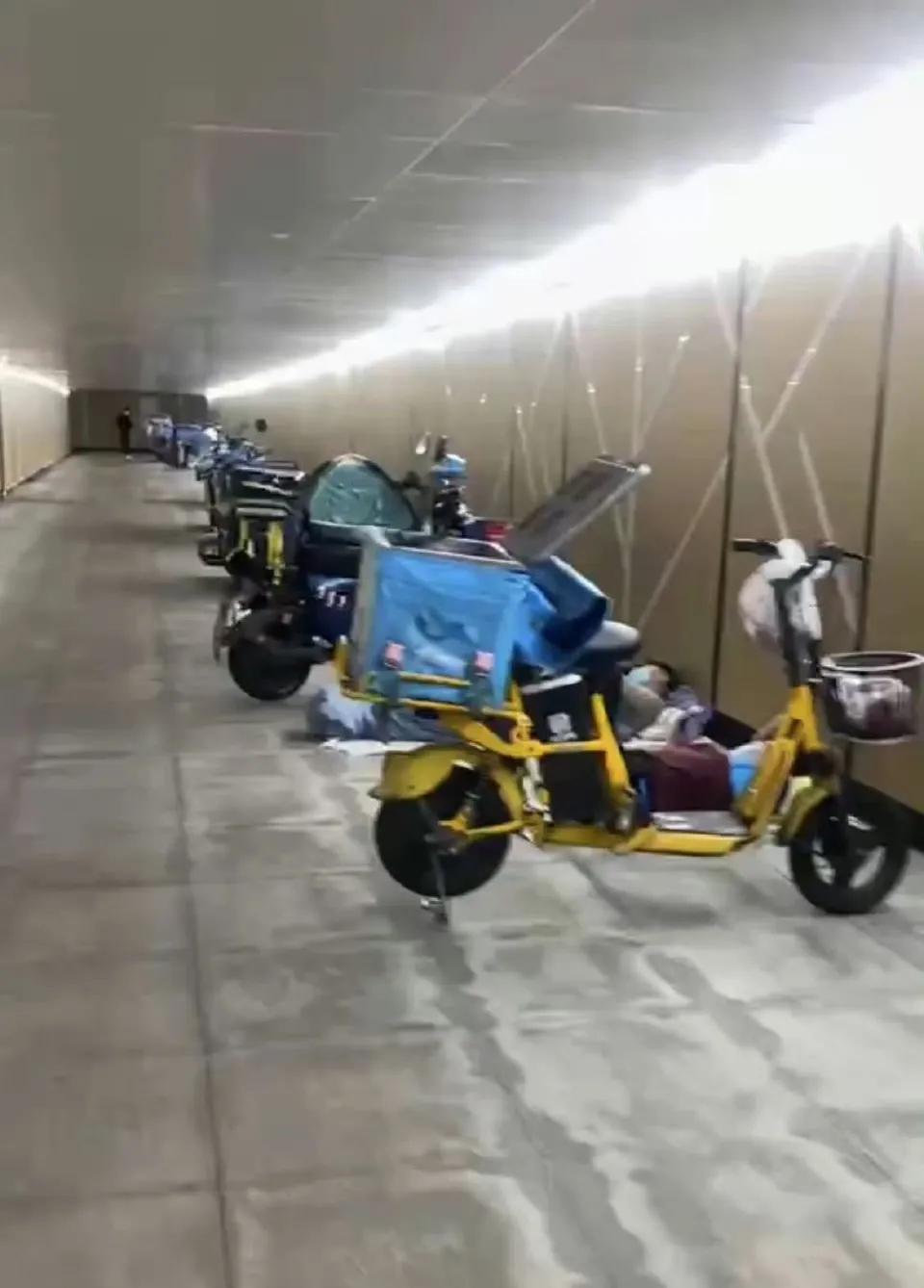 很多外卖小哥和打工人选择在桥洞底下搭帐篷，有些网友不理解，觉得这和美国流浪汉一样
