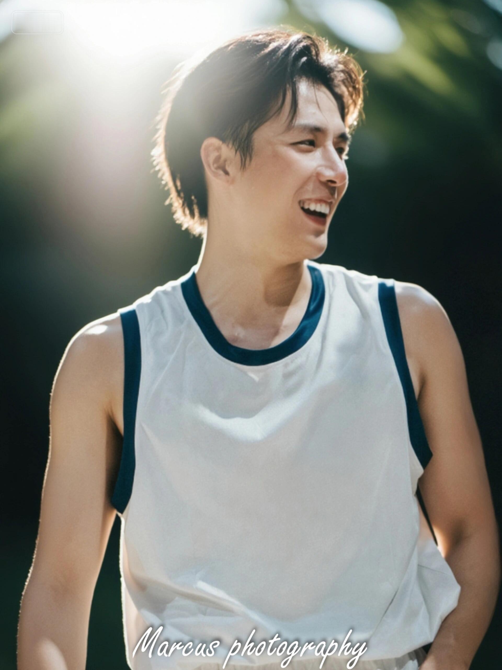 青年演员王安宇 王安宇 花会沿路盛开，未来的路也是山有顶峰，那就越来越好的勇敢的