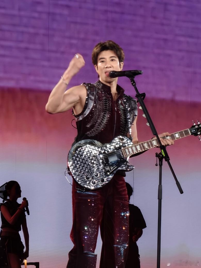 王力宏演唱会最严厉的父亲 教科书级现场再度来袭！从经典老歌到全新改编曲目，王力宏
