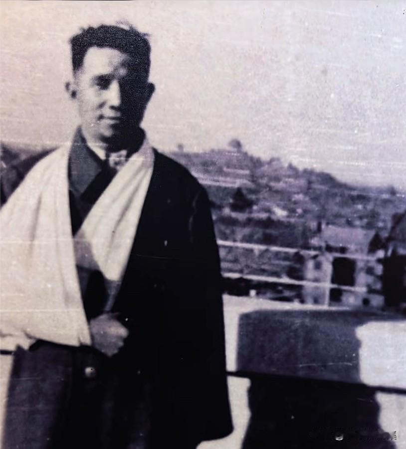 1951年12月，粟裕在北京医院通过手术取出了残留在手臂里17年的子弹头和留影。