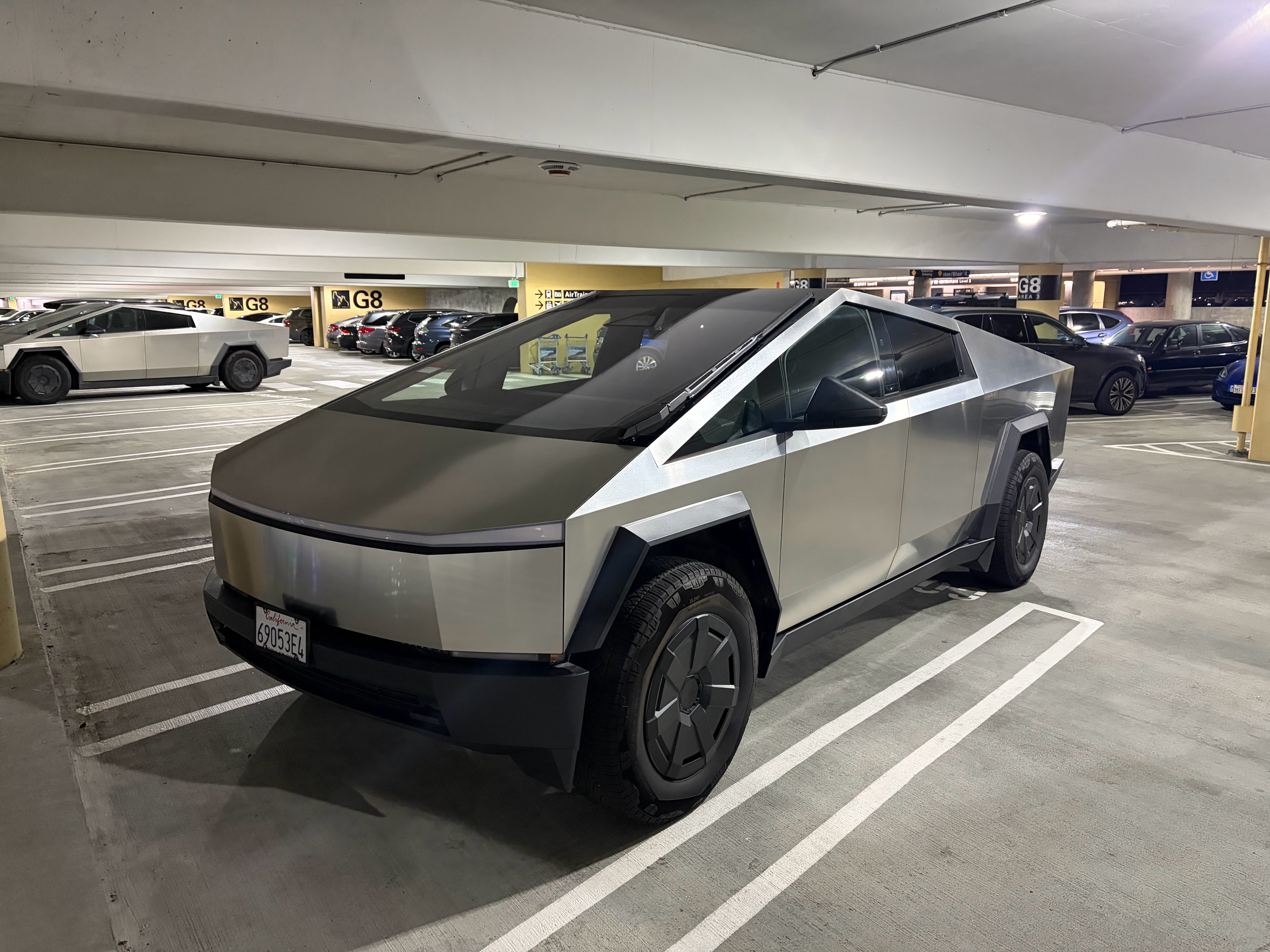 从夏威夷飞旧金山转机租了辆带 FSD 的  Cybertruck 在旧金山市区逛