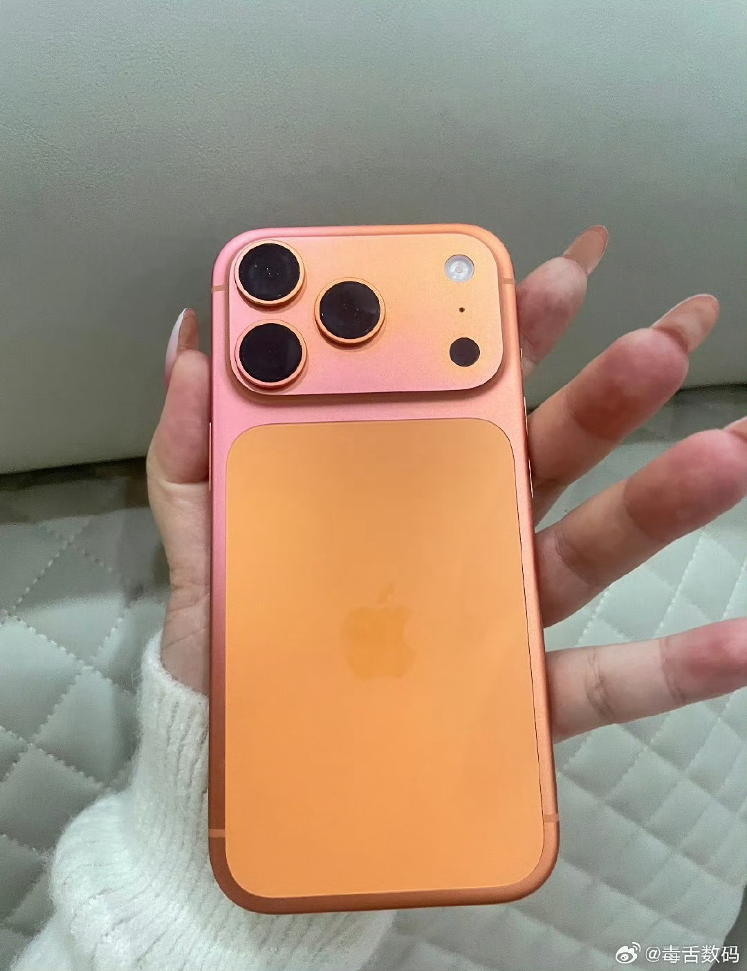 iPhone17只用一个月橙色变粉色渐变色不挺好的，花一分钱买两个颜色! 