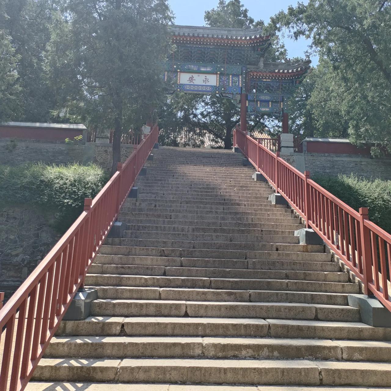 五律【到香山寺】
文/刘柏荣

燕地寻名胜，西山鹫岭登。
前街通慧径，中寺坐高陵