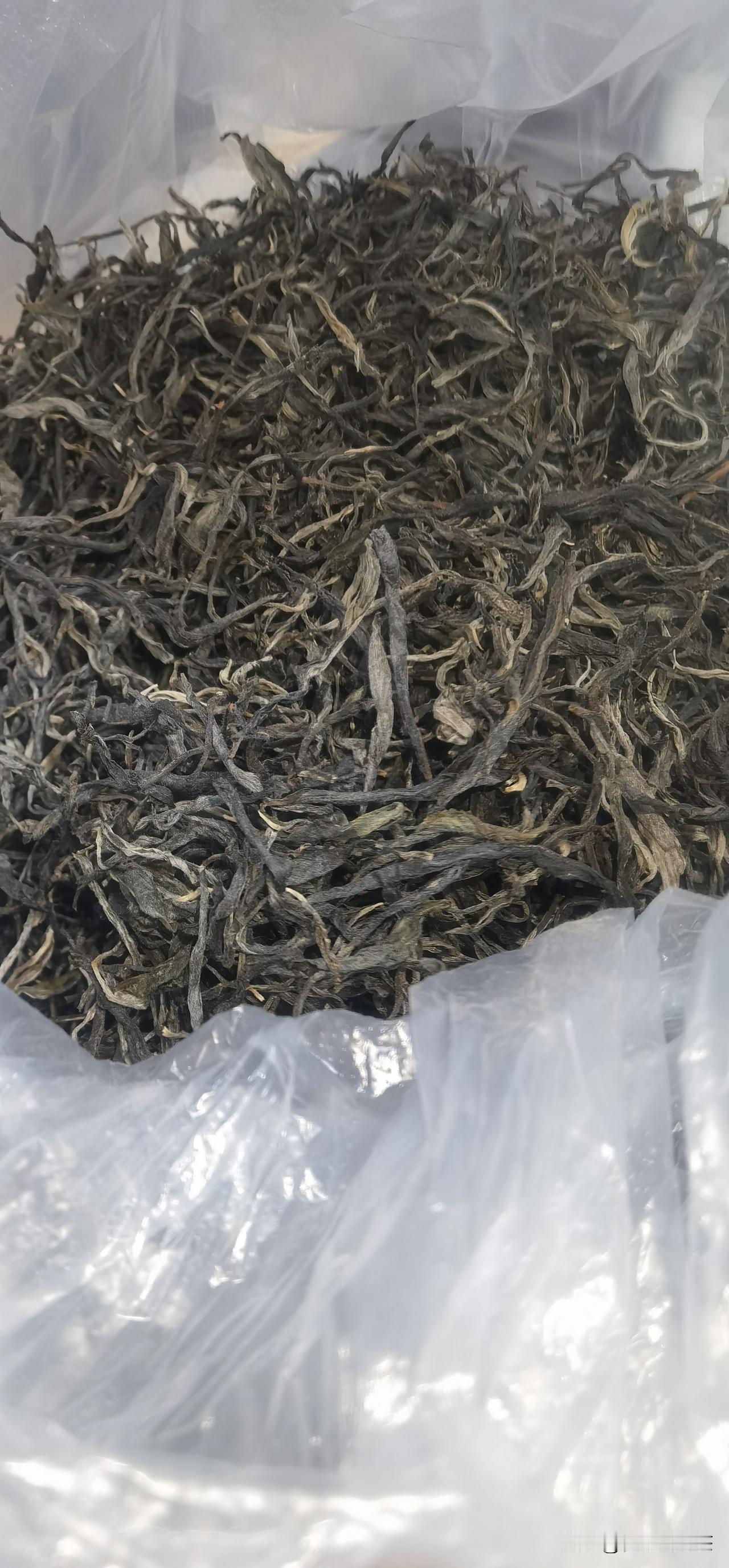 最近和茶圈的朋友聊天，聊起当下茶行业的科技茶乱象，心里颇有感触，也想跟所有爱喝茶