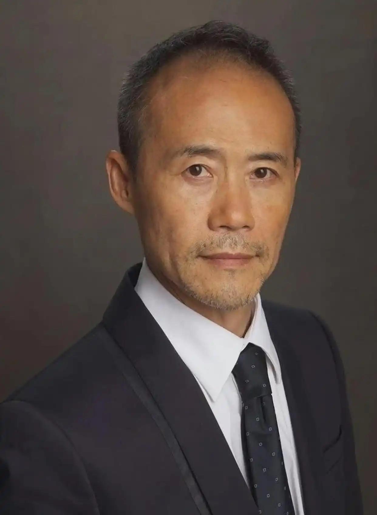 田小姐一开始的目标是冯仑，然而狡猾的冯总转头就介绍给了王石，冯仑看王石被管的太严