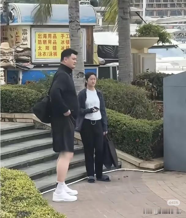 姚明一家三亚度假
女儿姚沁蕾 190 + 
网友：意外撞脸吴京。你别说还真有点像