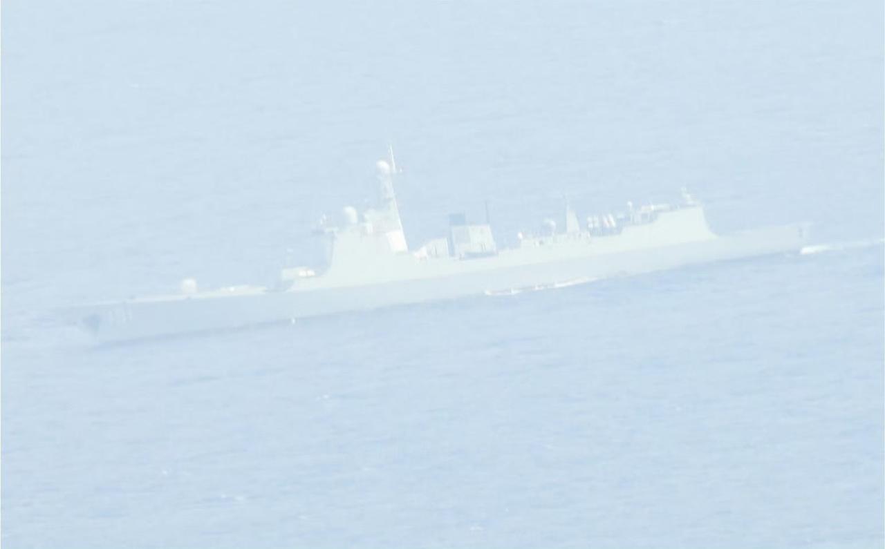 052C驱逐舰、054A护卫舰组成双舰编队，澎湖列岛近海开展巡航。“外婆的澎湖湾