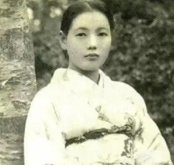 1978年农妇喂猪突遇豪车到访，藏在重庆乡村33年的日本千金身份终曝光。

19