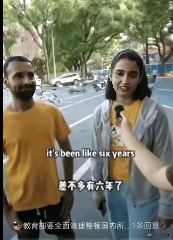 街道上一对老外情侣在悠闲地散步，
有博主上前采访了他们，
本来以为人家是来旅游的