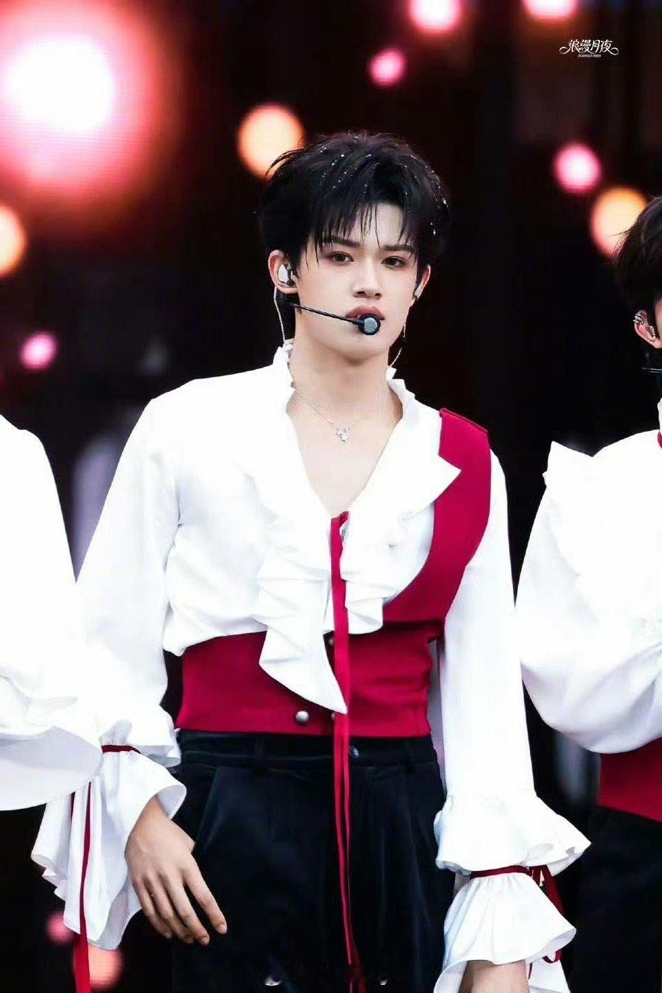 张极丝绸西装完全是daddy级别 每一个细节都在诉说质感。从西装的剪裁到演唱的咬