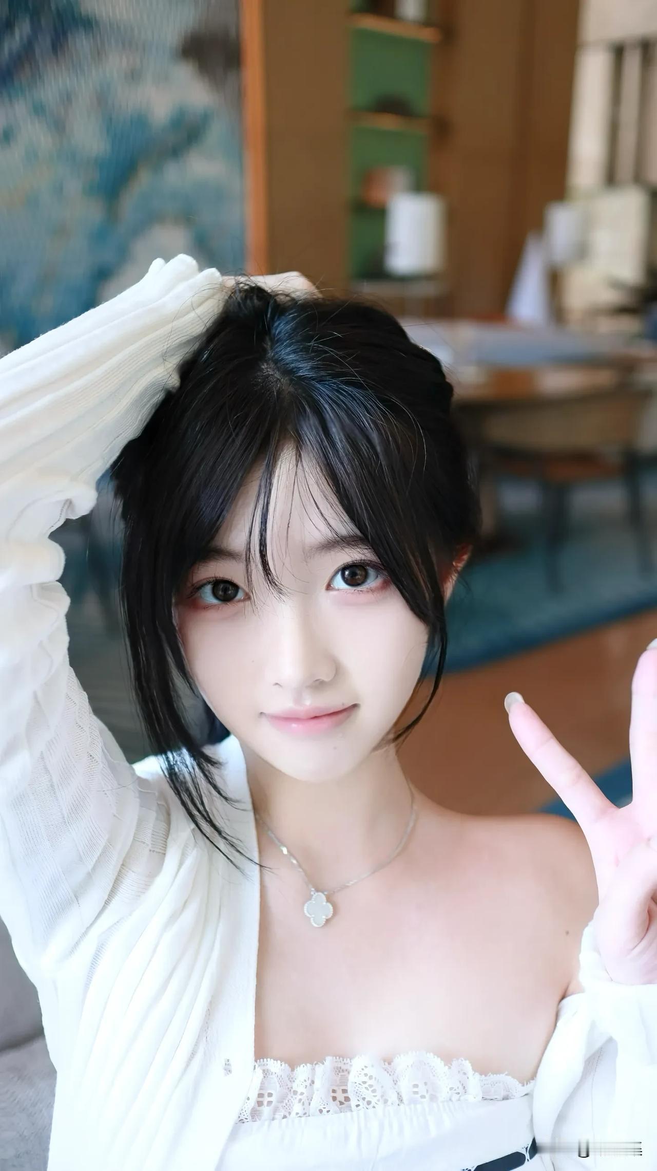 真正美到骨子里的女人，可不单看外表。脸上有“静气”，做事稳如泰山；眼里有“故事”