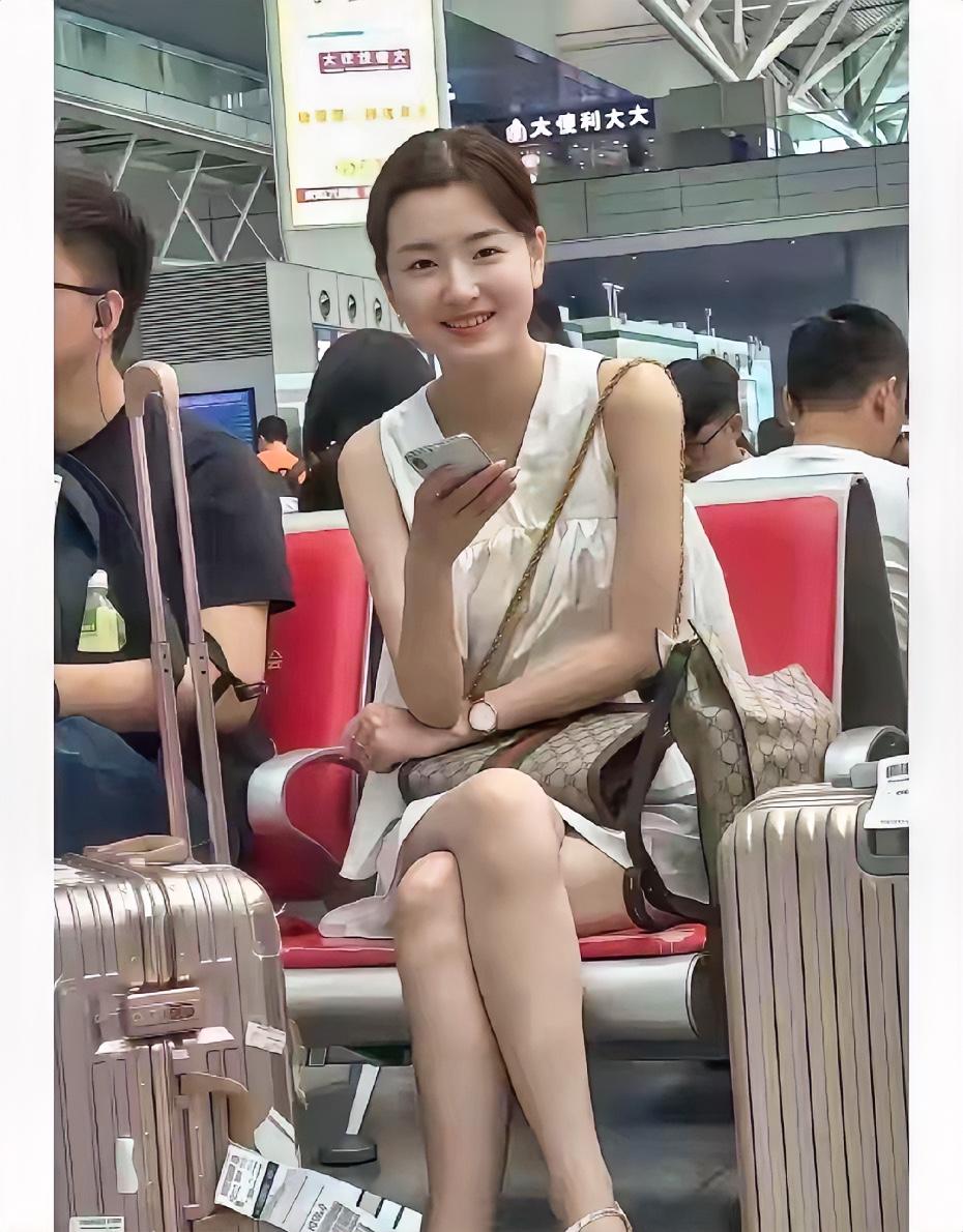 这是我机场上见过最好看，最漂亮，最有气质的女人，真的太美了吧！真的是个顶级大美女