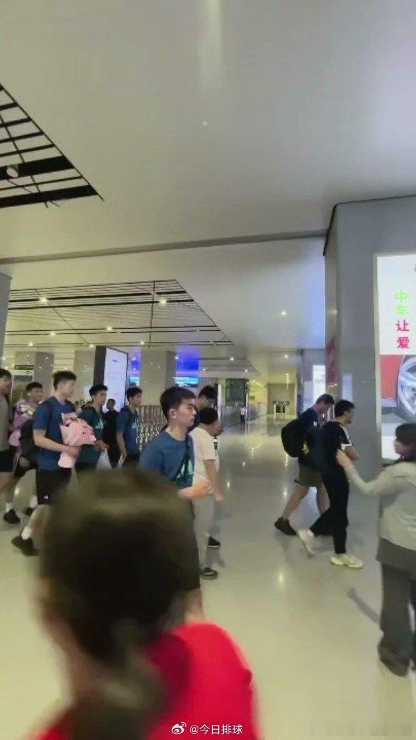 2026世界男排联赛 6月1日深夜，中国男排 大部队乘坐高铁抵达临沂（截图自“临