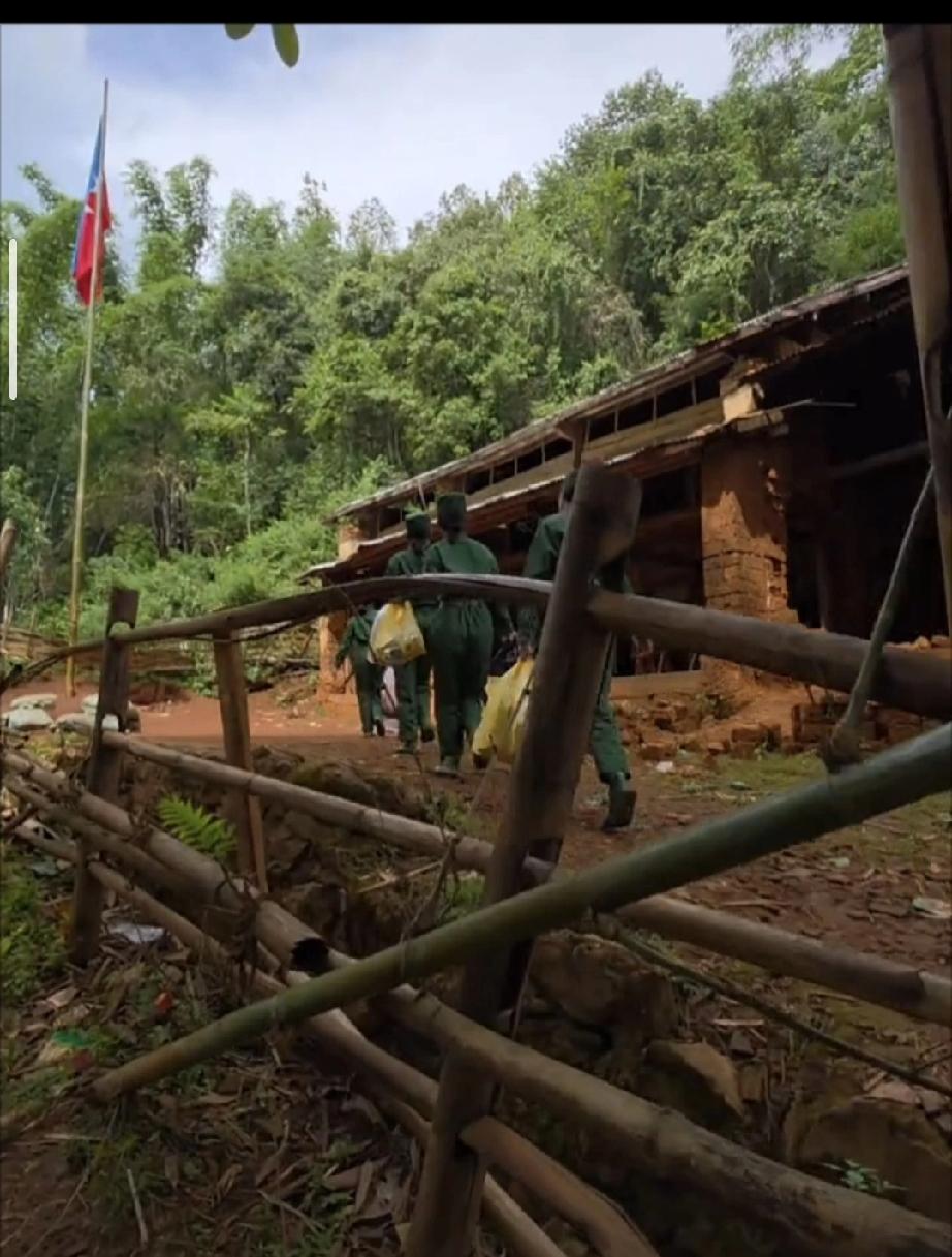 看看吧，缅甸果敢地区有些地方穷的还是难以想象，有的小孩子都光着脚没鞋穿。

近日