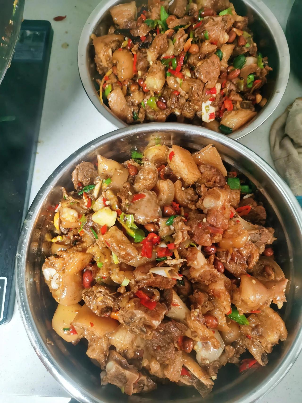 红烧猪脚
素炒四季豆
莲藕排骨汤。

以前任何事情想得太复杂，心累身疲，现在想想