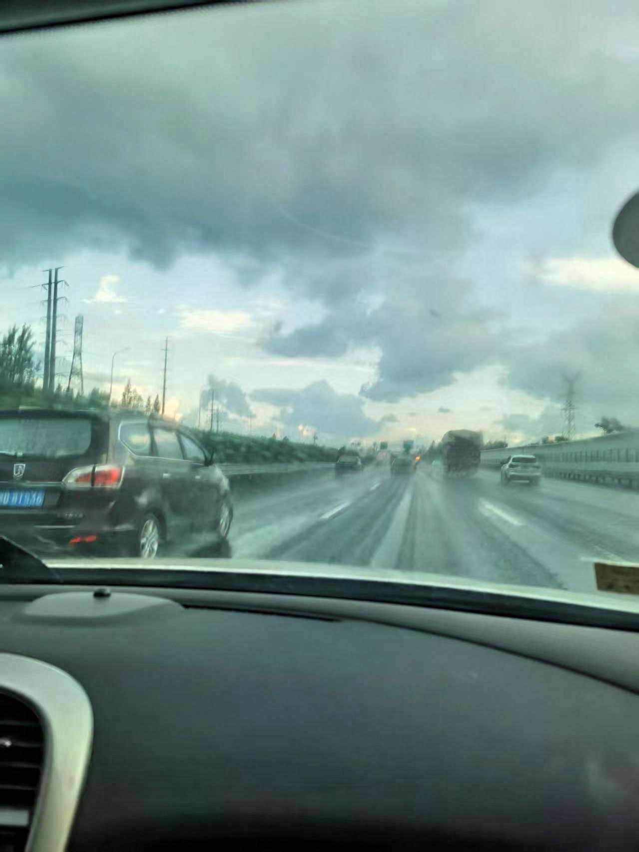 我的拍的天空你们看到了什么？
大自然的鬼斧神工真的很神奇，

出发时天还亮堂，没