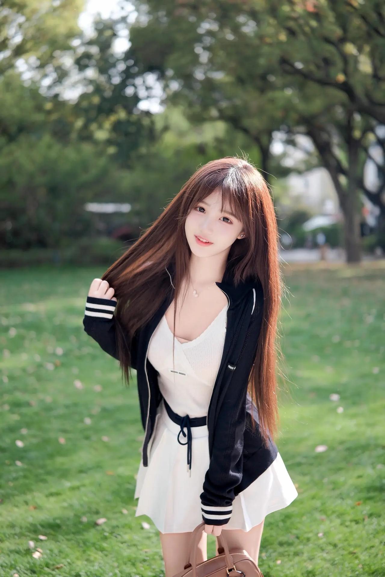 这颜值也太能打了吧！穿运动风站在草坪上，皮肤白到发光，连风都变得温柔，这种又甜又