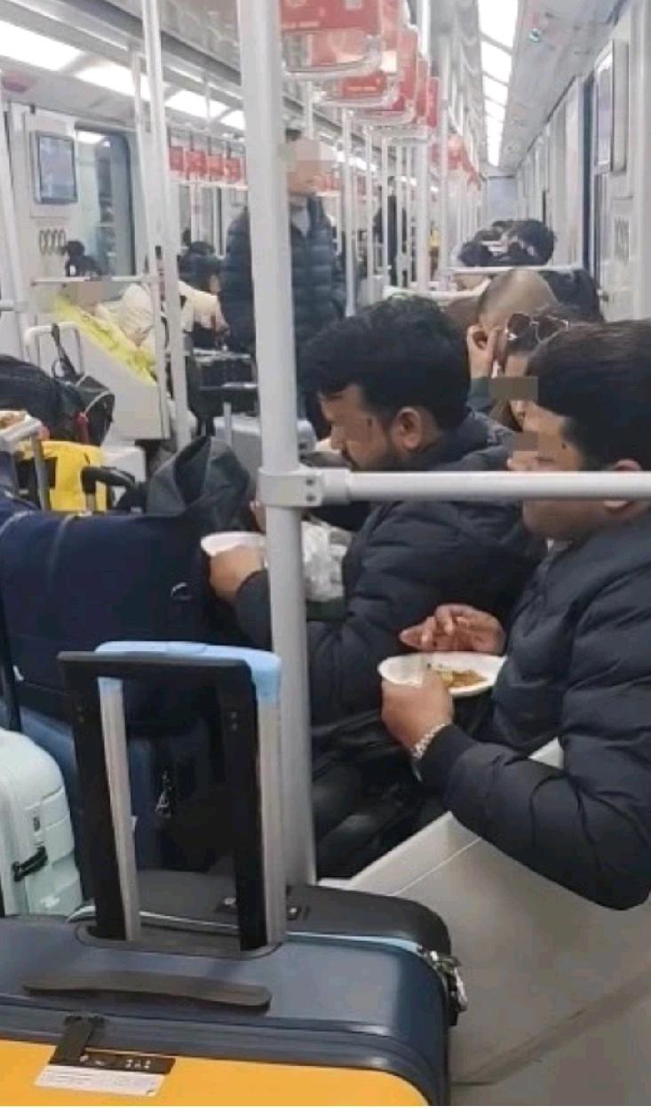 【上海地铁这一幕，谁看了不皱眉头？印度人:你们就知足吧，我只不过吃点馅饼而已！】