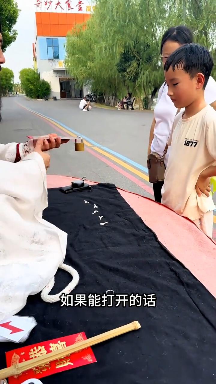 被小朋友骗了40块神仙锁。
5把钥匙，只有这一把钥匙是可以打开的，只有这把钥匙打