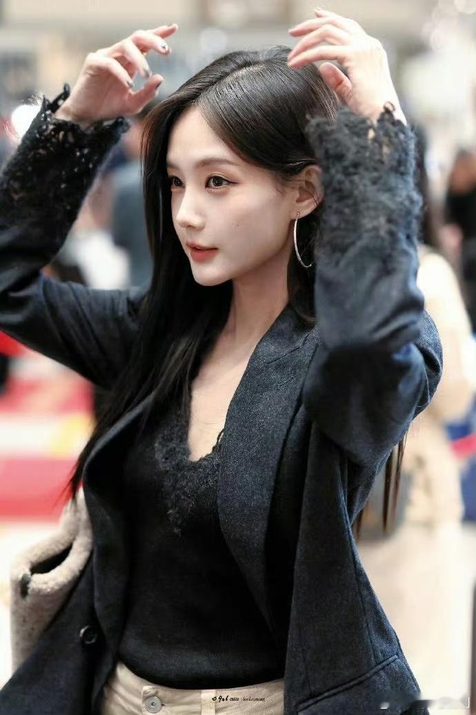 李一桐[超话]李一桐替粉丝给撞到的路人道歉粉丝不小心撞路人，李一桐立刻替粉丝道歉