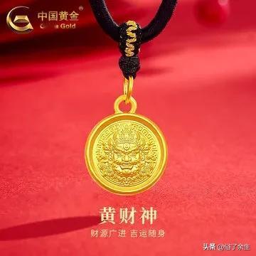 黄金价格疯涨48%！品牌金饰飙至1136元/克，还能上车吗？
现货黄金今年涨幅已