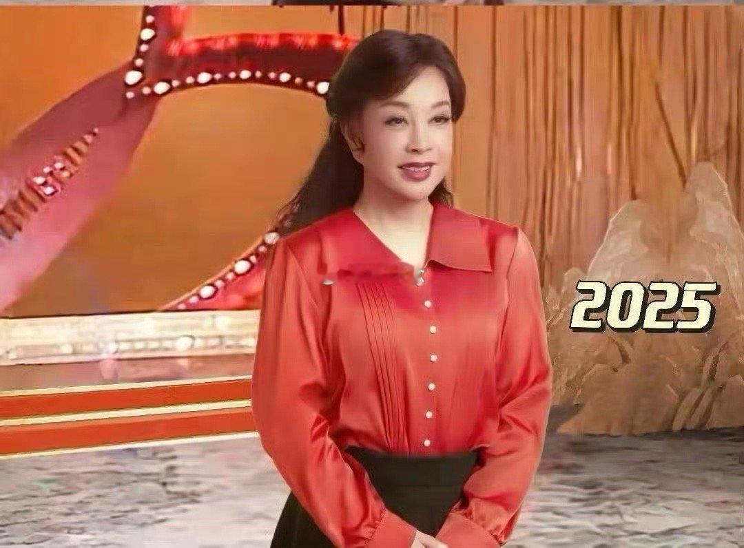 刘晓庆穿上42年前穿的同款衬衫，竟然更好看了 刘晓庆75岁再演少女 