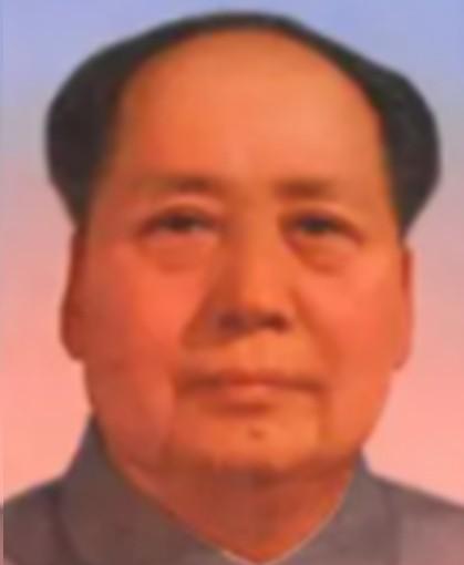 1950年，铁匠朱其升看到家家户户都挂上了毛主席头像，他越看这个人越眼熟，于是偷