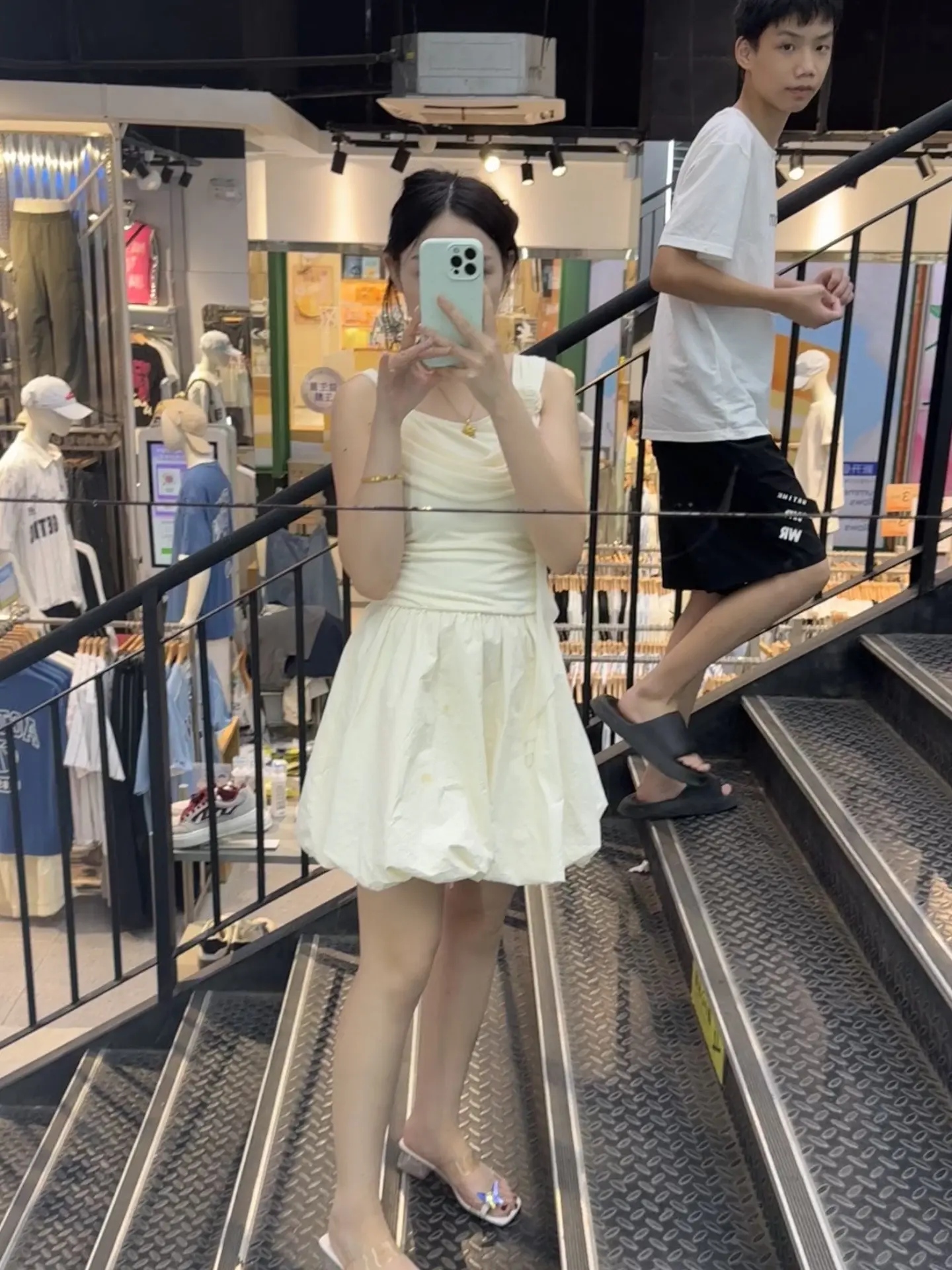 刘姨 陪了王叔30年，想要一条金项链 到死都没有得到，后来王叔只见了吴...