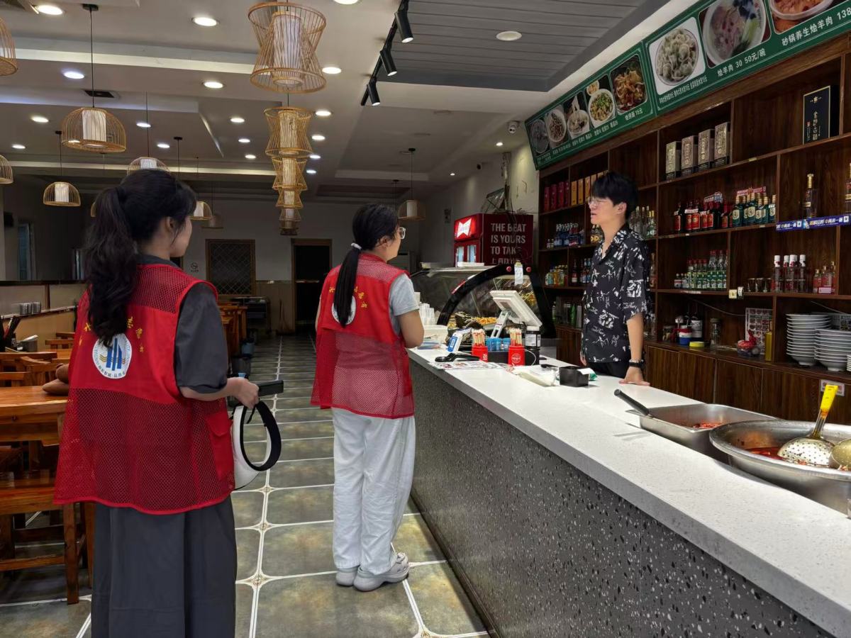 凤凰台街道英协社区开展消防安全隐患排查行动