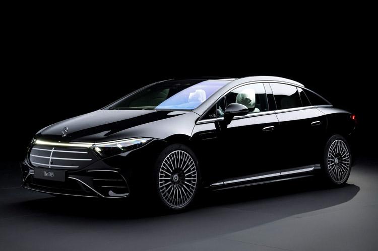 近日，新款奔驰EQS正式首发亮相，新车在外观、内饰与动力系统方面都做出了小幅度升