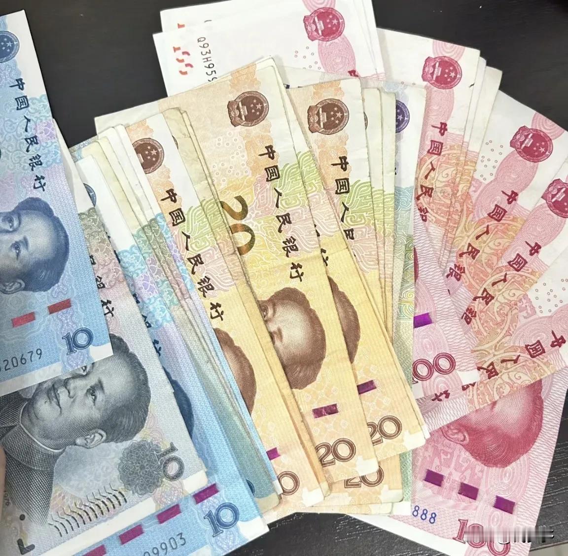 在超市结账时，我看到一个年轻人正在用纸币支付。出于好奇，我问他为何不选择更方便的