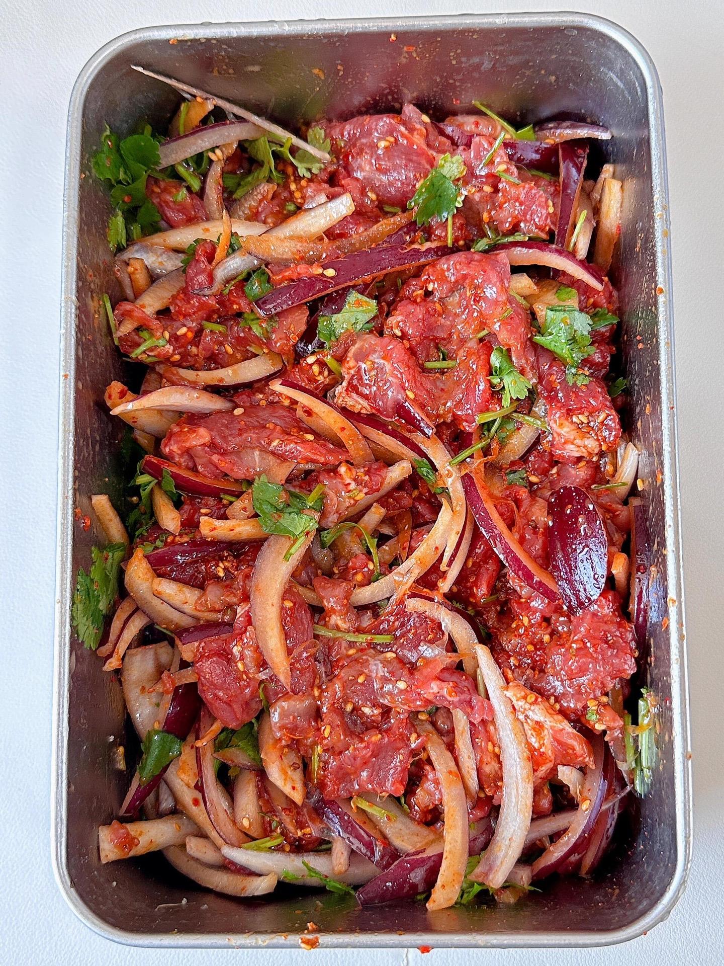 在家轻松搞定烤肉。🥜准备食材:牛肉，香菜，洋葱，美的空气炸锅
1⃣️牛肉切好放入盘中，加入一勾料酒，一勾蚝油，两勺烧烤料，少许鸡精，一勺食用油，半勺白糖，再加入洋葱和香菜搅匀腌制20分钟备用
2⃣️腌制好的牛肉放入空气炸锅中，180度18分钟！
3⃣️烤好之后放入盘中，配上米饭号，真的太太太香了！！