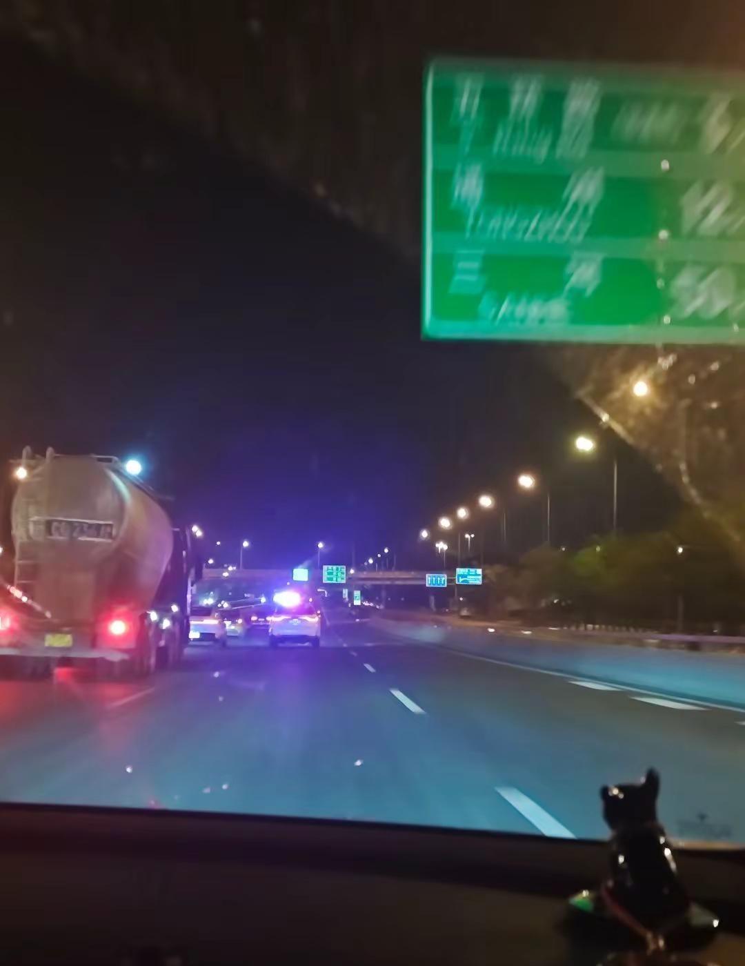凌晨两点的北京，路上遇见执勤的交警，道路作业车，首都之所以是首都，是因为在每个深