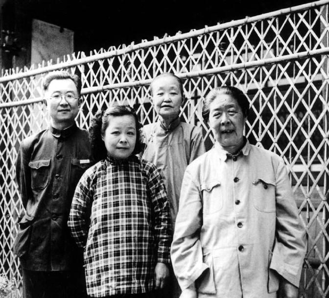1975年，书画家启功的妻子病逝。咽气前，妻子对启功说：“我在后院藏了宝贝。”启