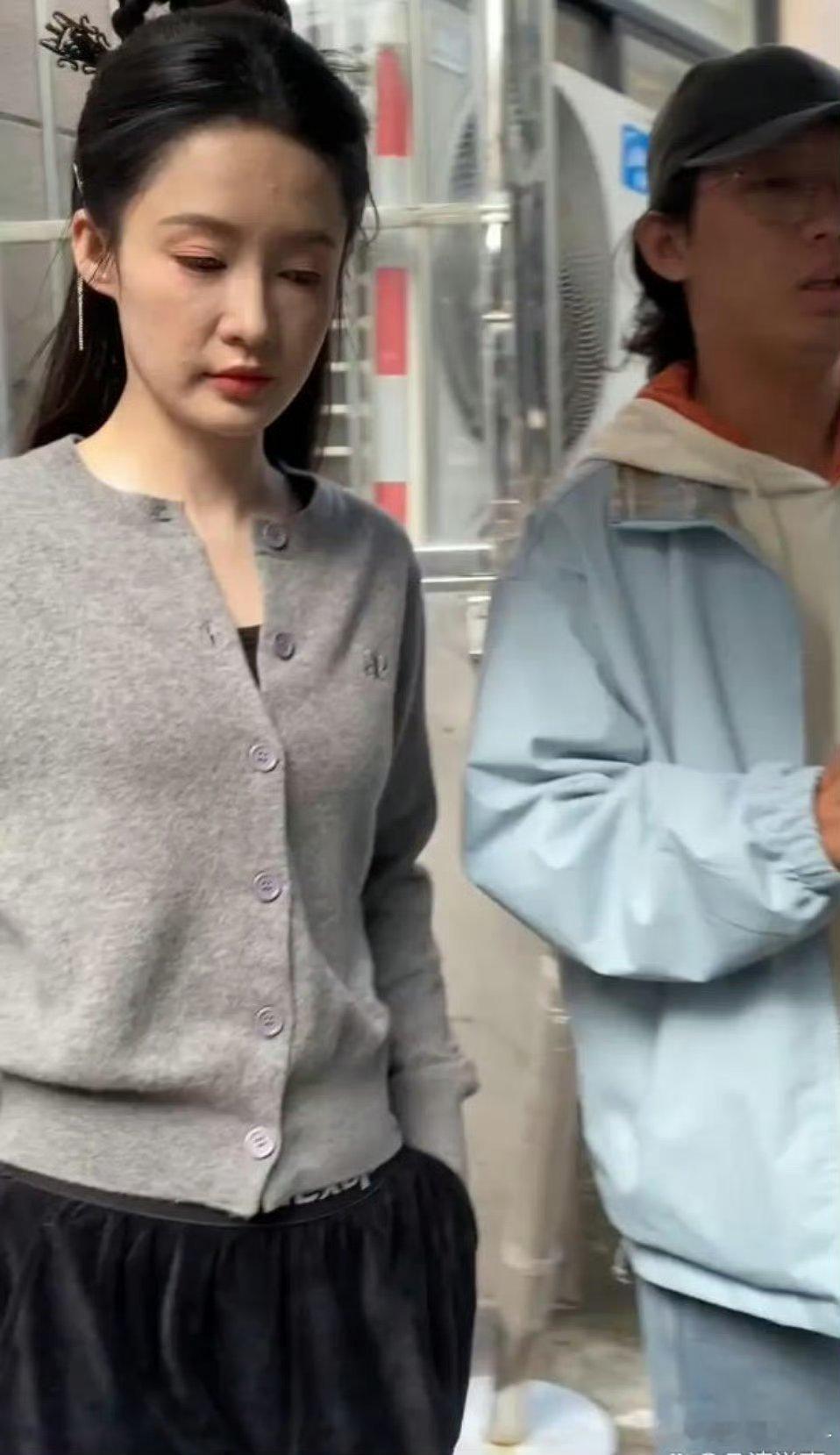 李沁这皮肤状态居然也都是坑坑洼洼 ​​​