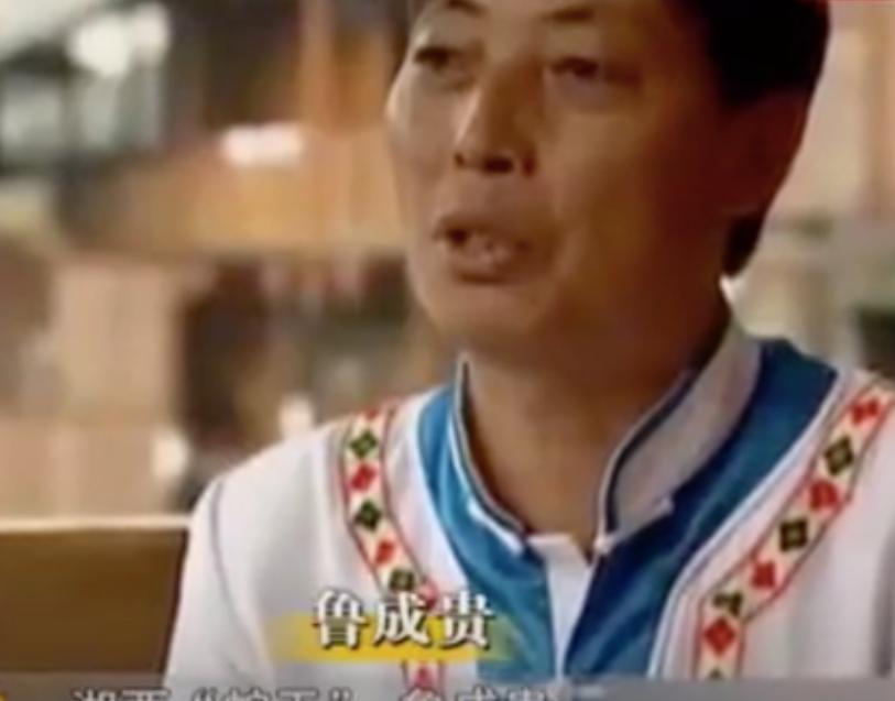 “蛇会送解药来。”2011年，一青年被五步蛇咬伤，“蛇王”鲁成贵胸有成竹地安慰道