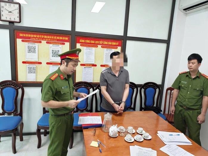 越南富寿省省委巡视委原干部被逮捕
4月18日，越南富寿省梁山公社警方发布消息，刚