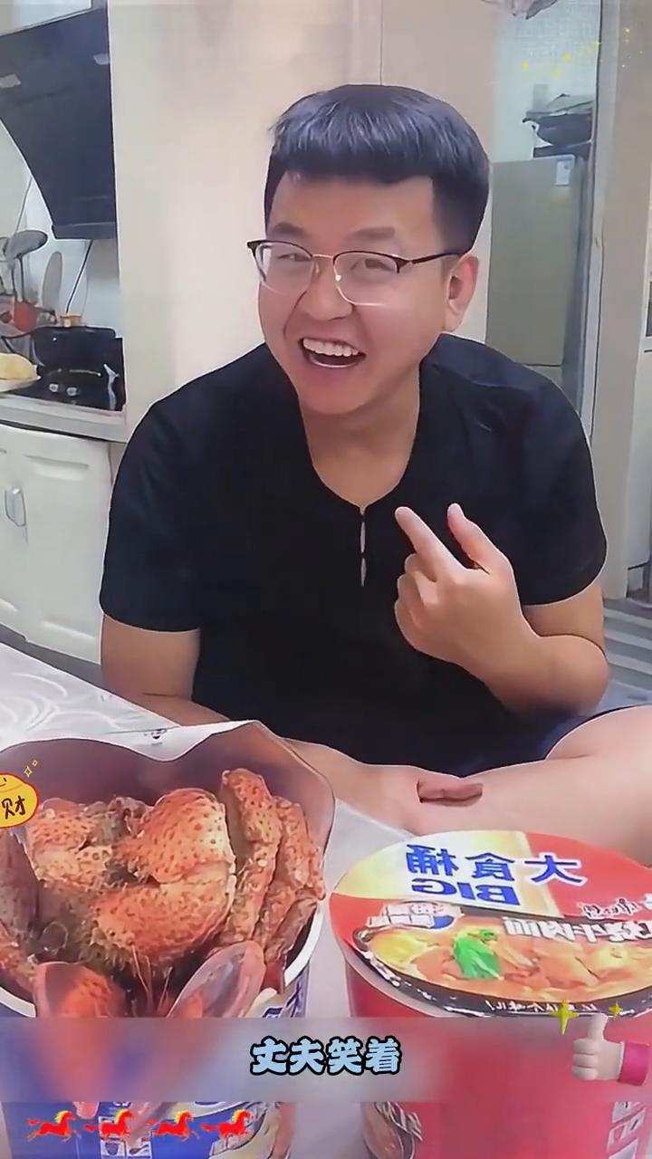 泡面碗里藏心意。
男子下班回家等着开饭，妻子却只给他煮了泡面。两碗泡面，妻子让丈