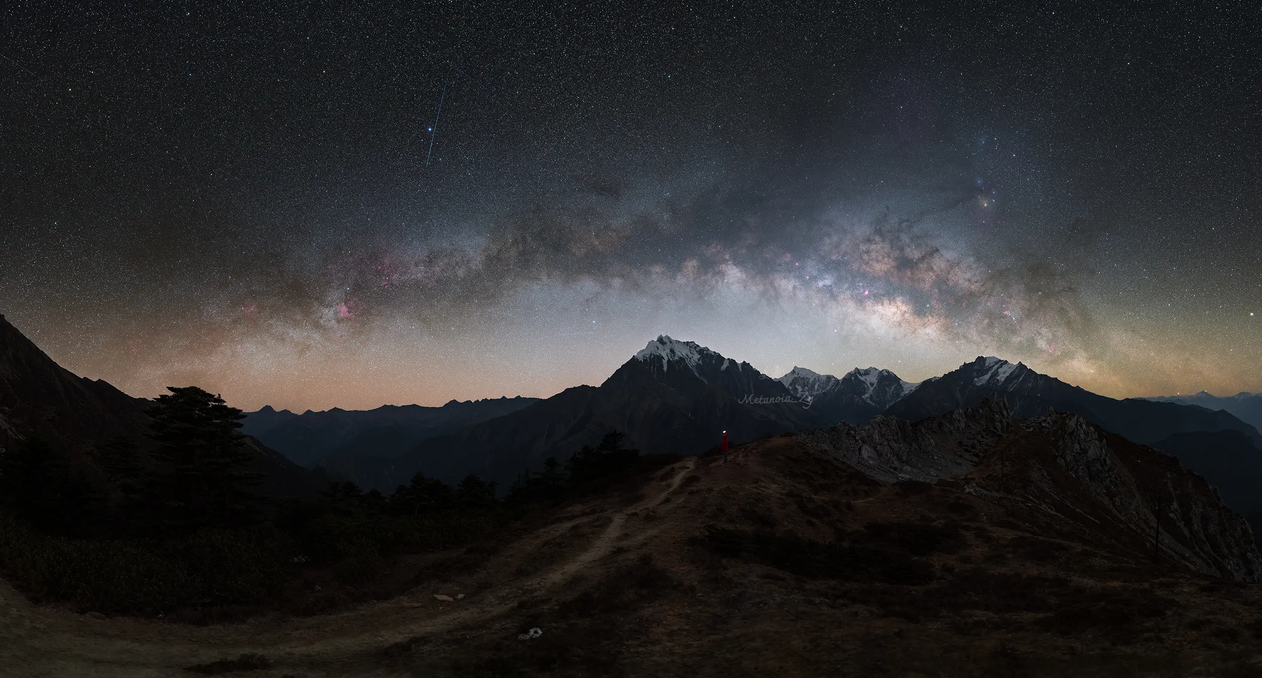 站在山巅，和神山一起共赴一场银河之约