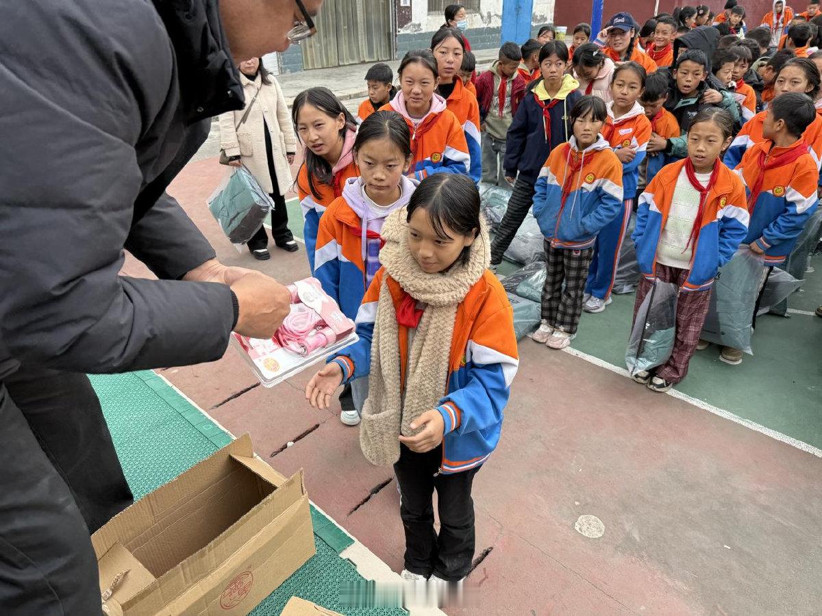 宁波海曙公益之光照亮山区孩子的成长路 11月15日上午，四川省凉山州喜德县农光中