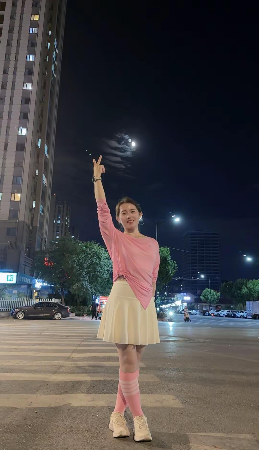 身为三个孩子的妈妈，褪去娇气坚持运动。一边用心守护家庭儿女，一边雕琢自身模样，自